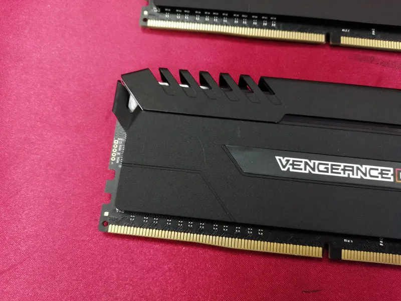 Mémoire CORSAIR CMR16GX4M2Z3200C16