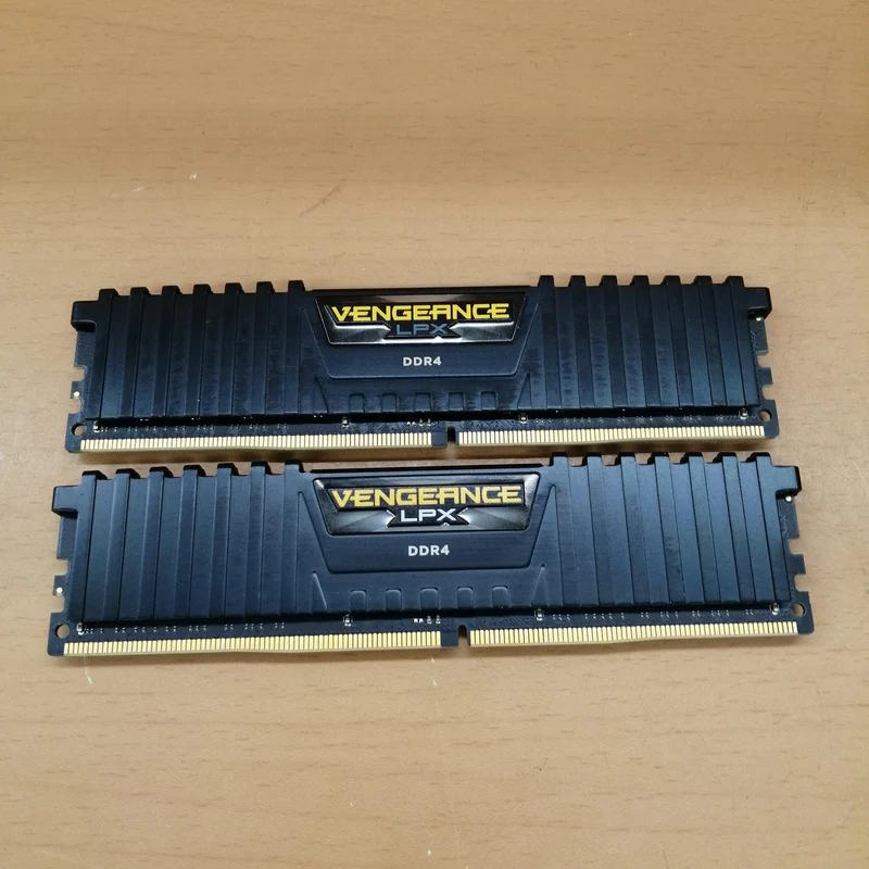Mémoire CORSAIR (2 barrettes de 8 Go) CMK16GX4M2A2666C16