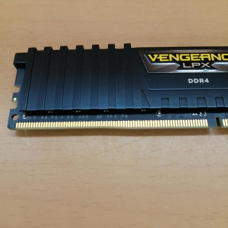 Mémoire CORSAIR (2 barrettes de 8 Go) CMK16GX4M2A2666C16