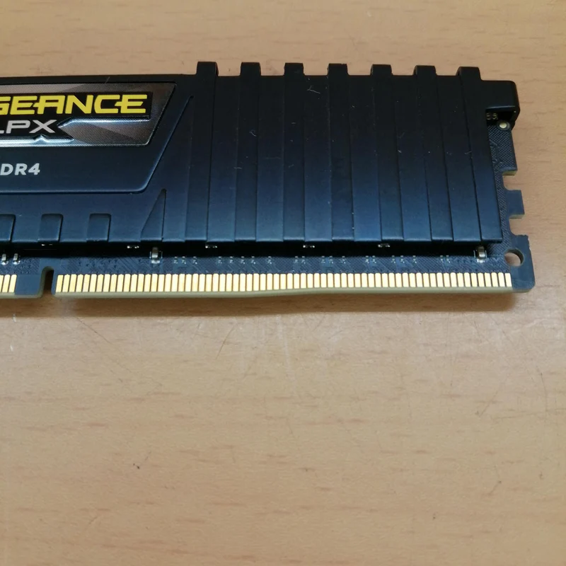 Mémoire CORSAIR (2 barrettes de 8 Go) CMK16GX4M2A2666C16