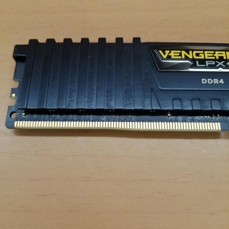 Mémoire CORSAIR (2 barrettes de 8 Go) CMK16GX4M2A2666C16