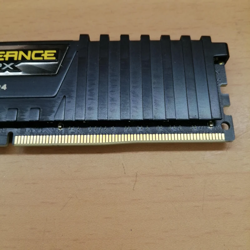 Mémoire CORSAIR (2 barrettes de 8 Go) CMK16GX4M2A2666C16