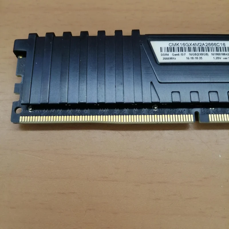 Mémoire CORSAIR (2 barrettes de 8 Go) CMK16GX4M2A2666C16