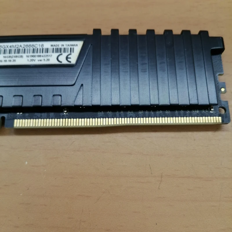 Mémoire CORSAIR (2 barrettes de 8 Go) CMK16GX4M2A2666C16