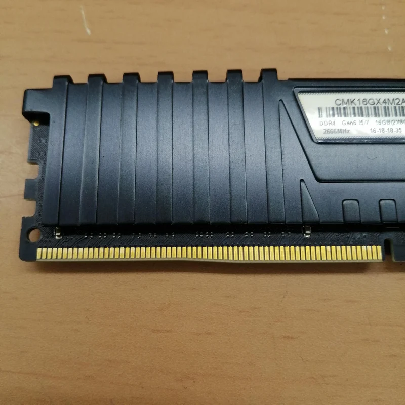 Mémoire CORSAIR (2 barrettes de 8 Go) CMK16GX4M2A2666C16