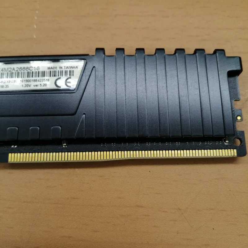 Mémoire CORSAIR (2 barrettes de 8 Go) CMK16GX4M2A2666C16