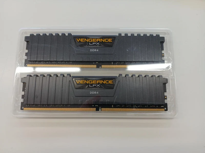 Mémoire CORSAIR pour PC de bureau (DDR4/3200) CMK32GX4M2E3200C16