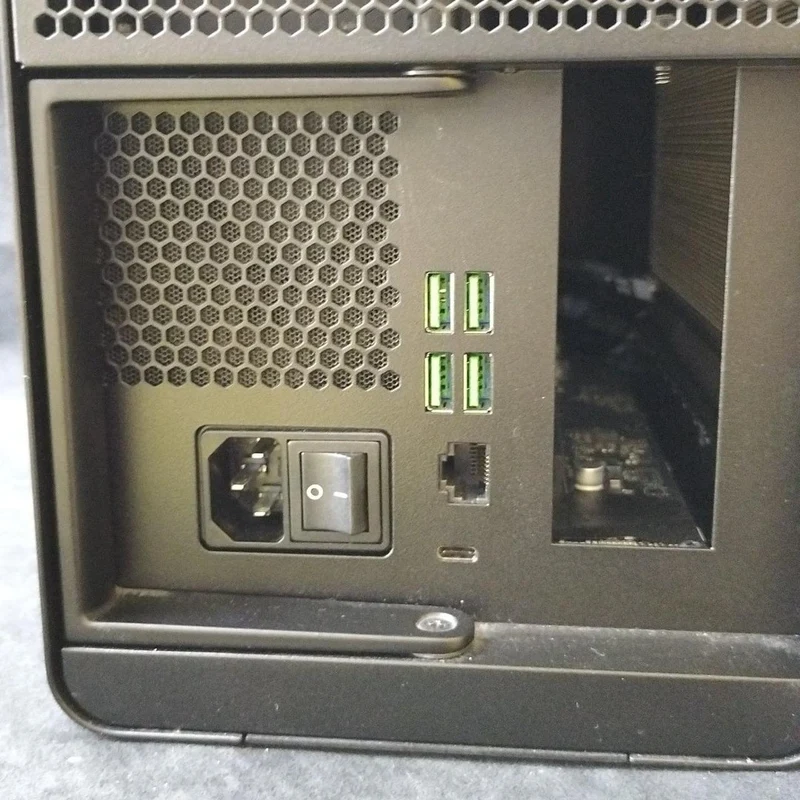 [À DÉCHETER] Boîtier GPU externe RAZER Core X Chroma RC21-0143