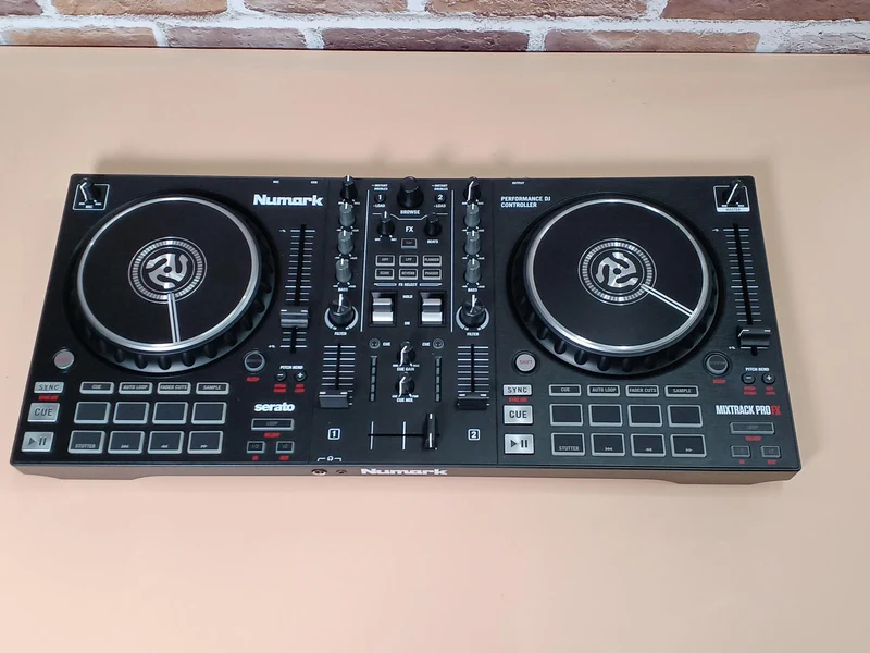 Contrôleur DJ NUMARK MIXTRACK PRO FX