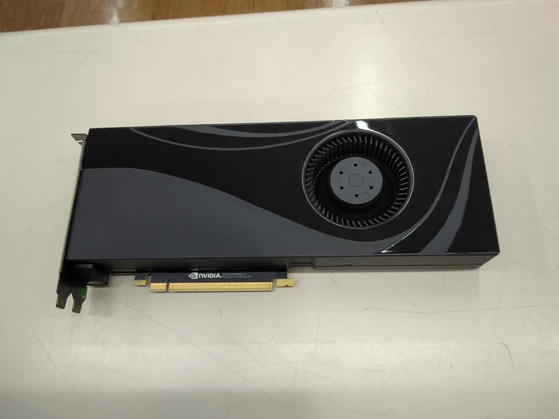 Unité principale NVIDIA uniquement : Carte graphique : GEFORCE RTX2080