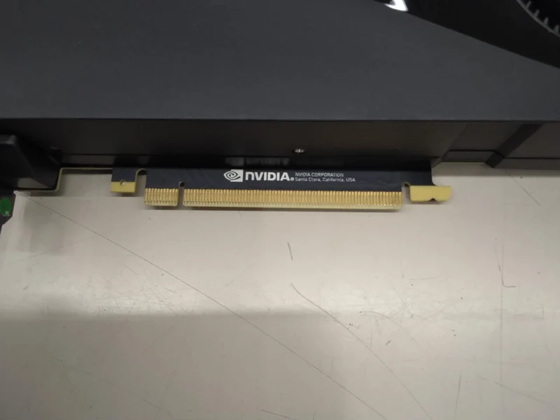 Unité principale NVIDIA uniquement : Carte graphique : GEFORCE RTX2080