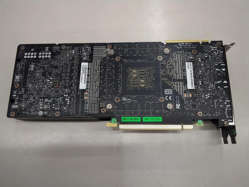 Unité principale NVIDIA uniquement : Carte graphique : GEFORCE RTX2080