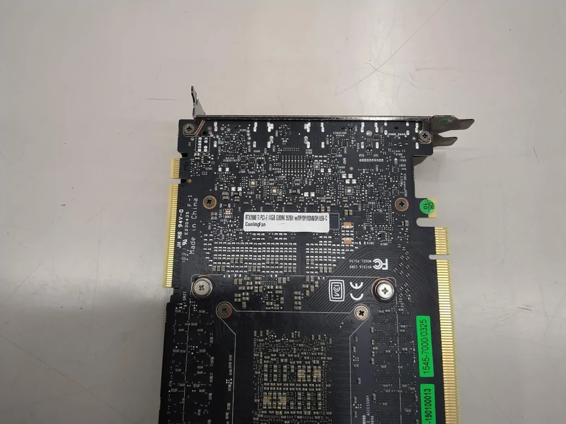 Unité principale NVIDIA uniquement : Carte graphique : GEFORCE RTX2080