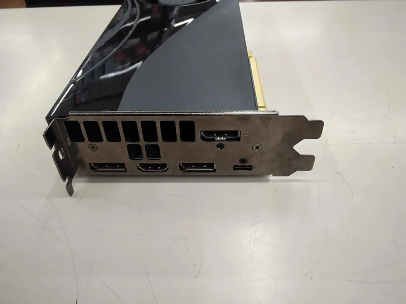 Unité principale NVIDIA uniquement : Carte graphique : GEFORCE RTX2080