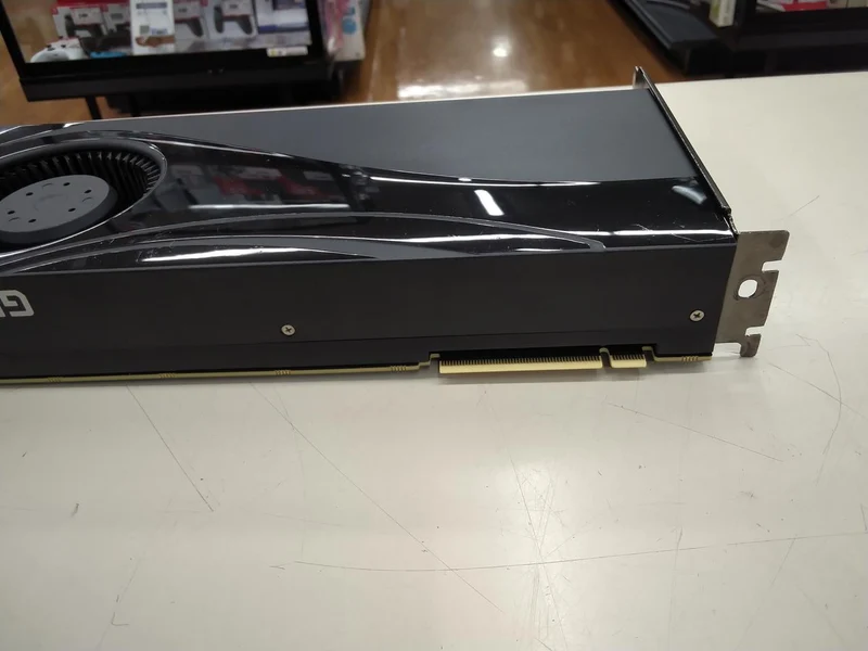 Unité principale NVIDIA uniquement : Carte graphique : GEFORCE RTX2080