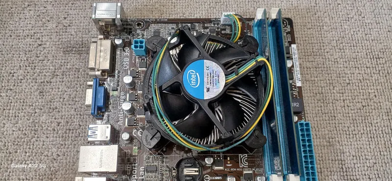 [À DÉCHETER] Carte mère ASUS avec processeur P8B75-M LX PLUS