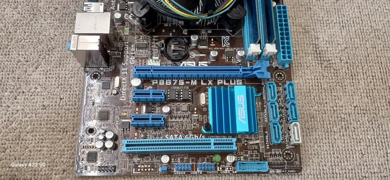 [À DÉCHETER] Carte mère ASUS avec processeur P8B75-M LX PLUS