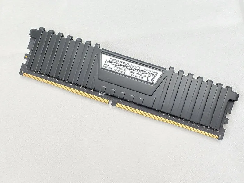 Mémoire CORSAIR DDR4 (16 Go) CMK16GX4M2A2666C16