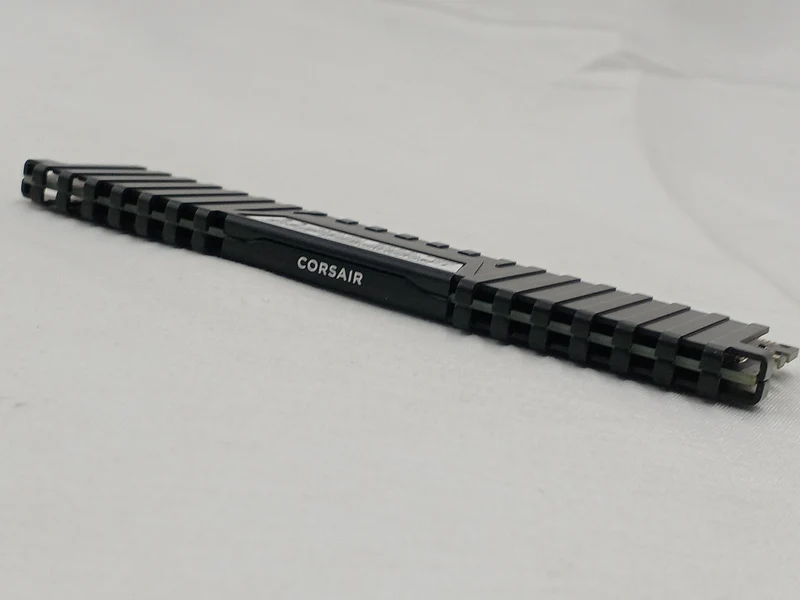 Mémoire CORSAIR DDR4 (16 Go) CMK16GX4M2A2666C16