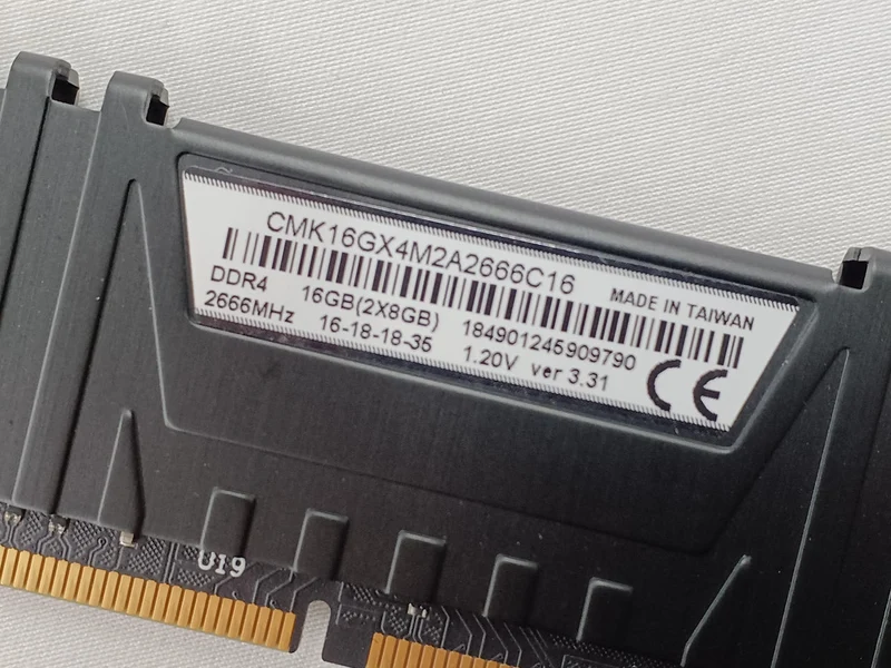 Mémoire CORSAIR DDR4 (16 Go) CMK16GX4M2A2666C16