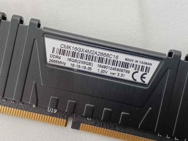 Mémoire CORSAIR DDR4 (16 Go) CMK16GX4M2A2666C16