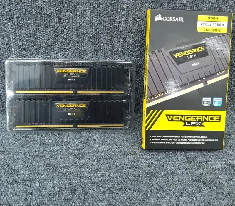 Carte mémoire CORSAIR CMK16GX4M2A2666C16