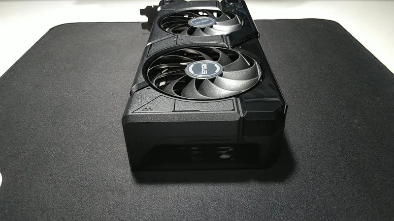 Carte graphique ASUS : DUAL-RX7700XT-O12G
