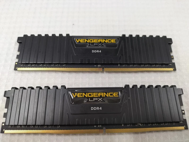 Mémoire CORSAIR DDR4 8 Go x 2 CMK16GX4M2A2666C16