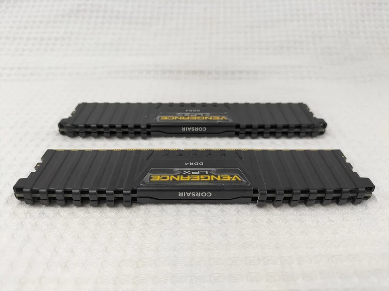 Mémoire CORSAIR DDR4 8 Go x 2 CMK16GX4M2A2666C16