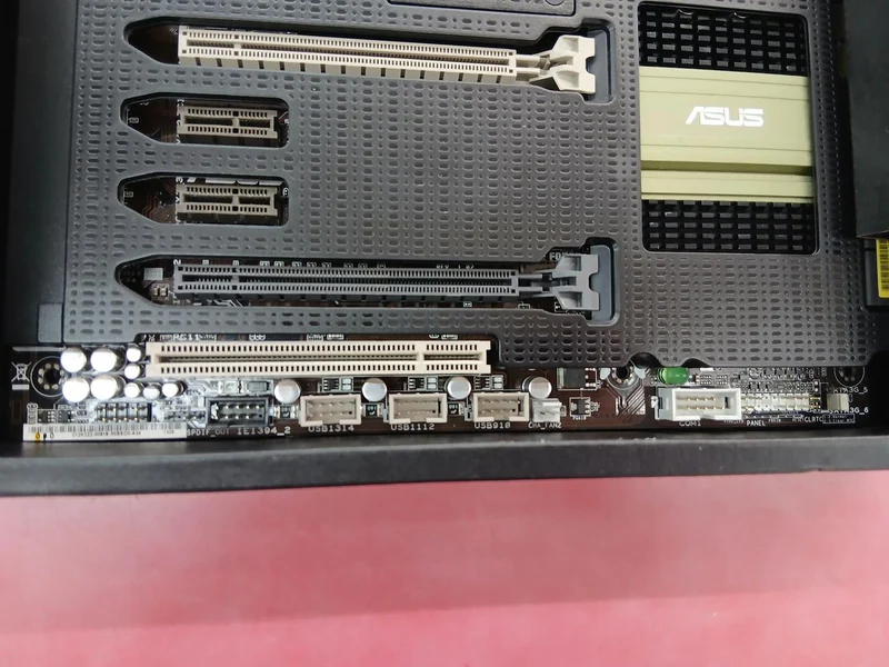 Carte mère ASUS compatible Intel : SABERTOOTH P67