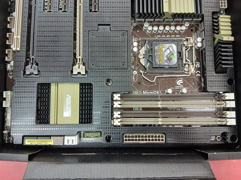 Carte mère ASUS compatible Intel : SABERTOOTH P67
