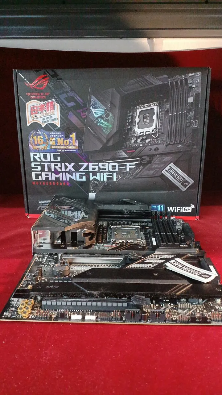 [À DÉCHETER] Carte mère ASUS ROG STRIX Z690-F GAMING WIFI