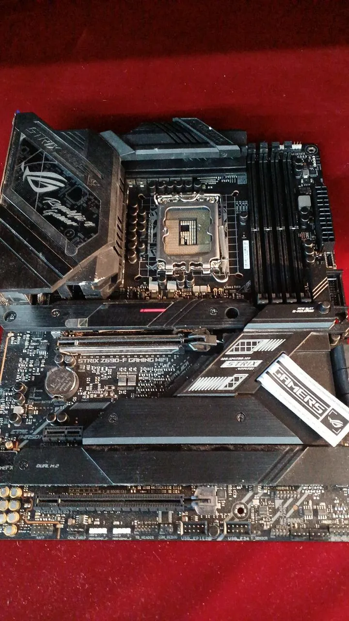 [À DÉCHETER] Carte mère ASUS ROG STRIX Z690-F GAMING WIFI