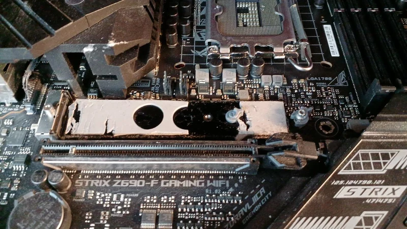 [À DÉCHETER] Carte mère ASUS ROG STRIX Z690-F GAMING WIFI