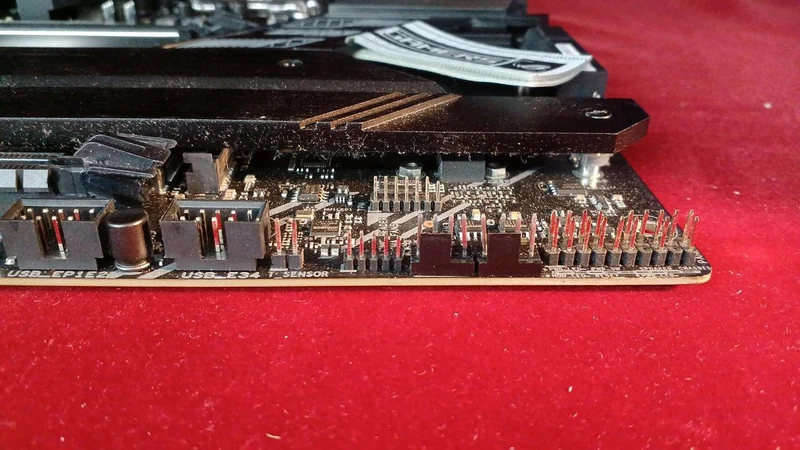 [À DÉCHETER] Carte mère ASUS ROG STRIX Z690-F GAMING WIFI