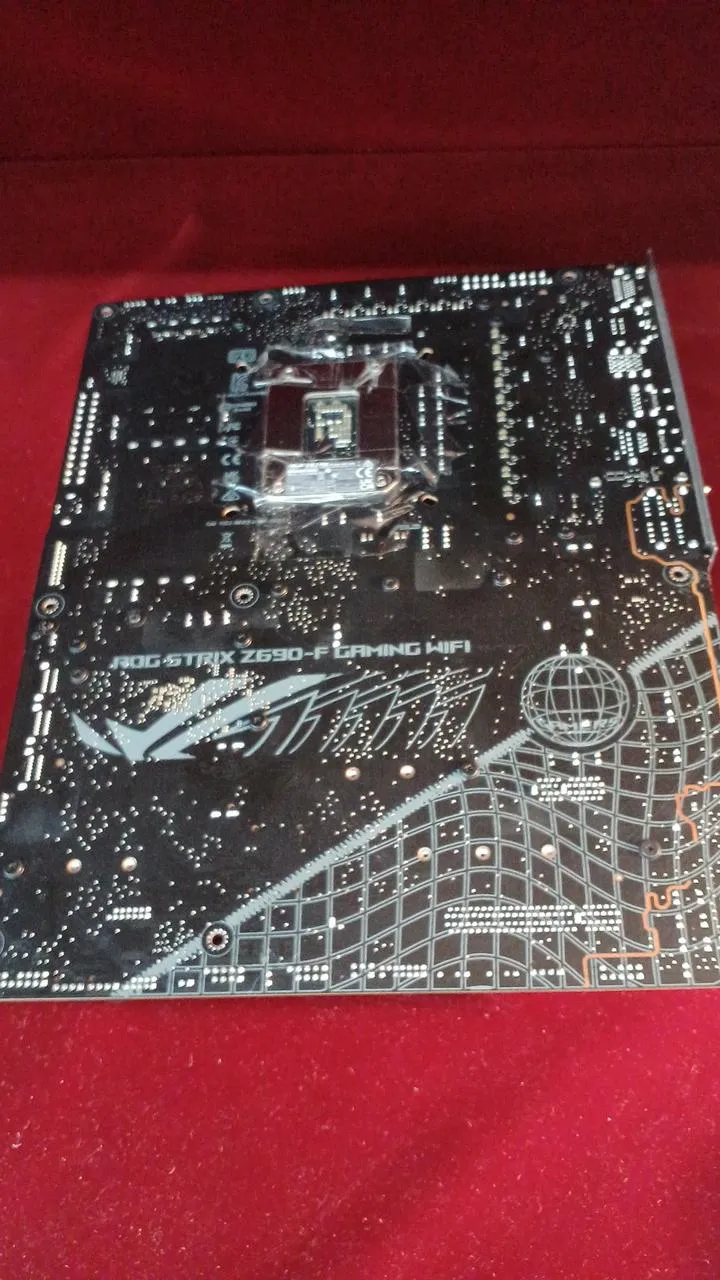 [À DÉCHETER] Carte mère ASUS ROG STRIX Z690-F GAMING WIFI