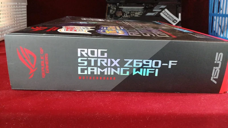 [À DÉCHETER] Carte mère ASUS ROG STRIX Z690-F GAMING WIFI