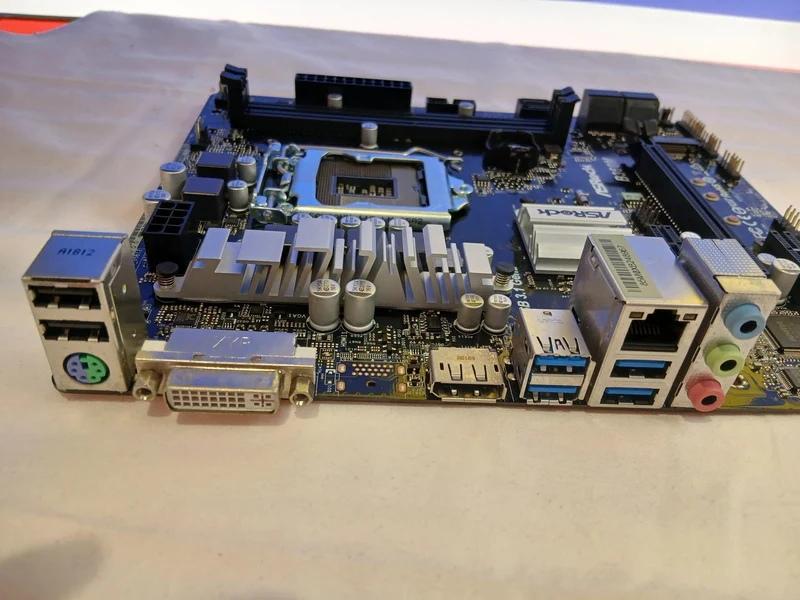 [À DÉCHETER] Carte mère ASROCK B360M