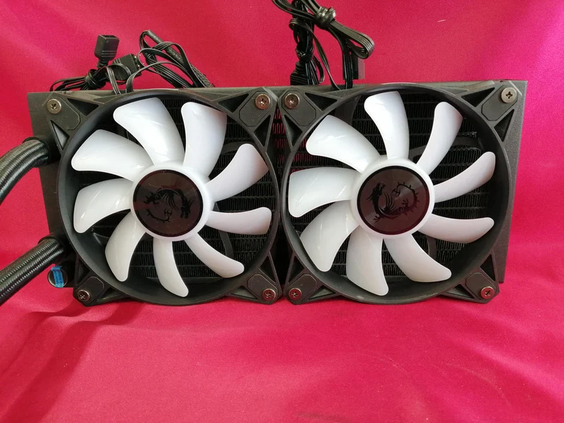 MSI Easy Swimming MAG CORELIQUID E240