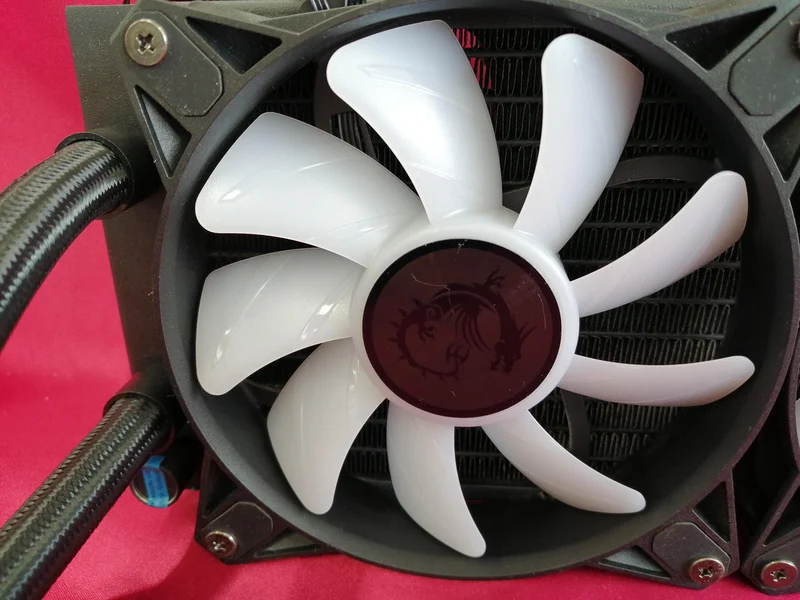 MSI Easy Swimming MAG CORELIQUID E240