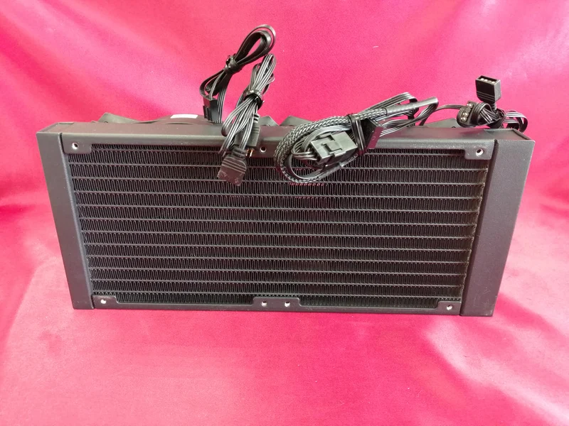 MSI Easy Swimming MAG CORELIQUID E240