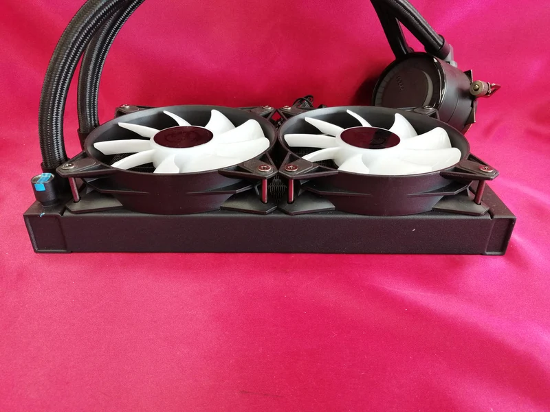 MSI Easy Swimming MAG CORELIQUID E240