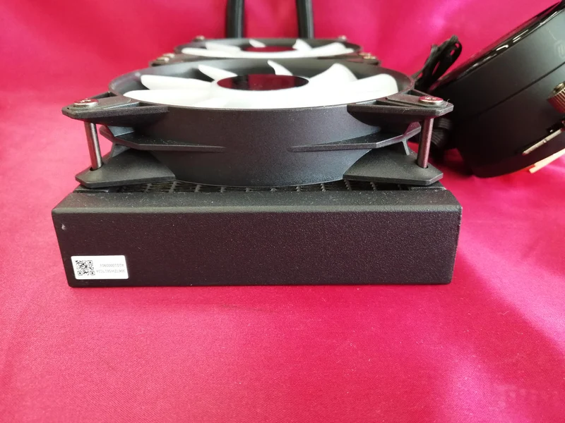 MSI Easy Swimming MAG CORELIQUID E240
