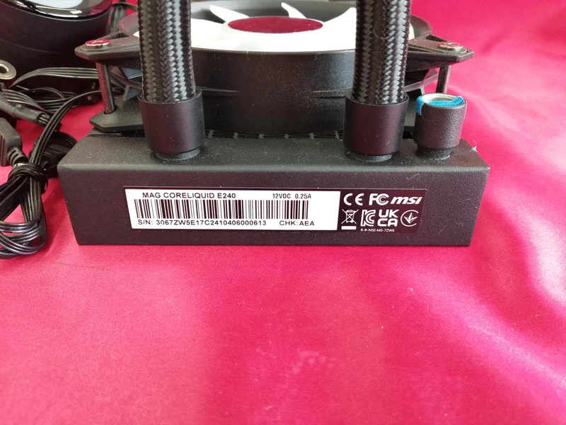 MSI Easy Swimming MAG CORELIQUID E240