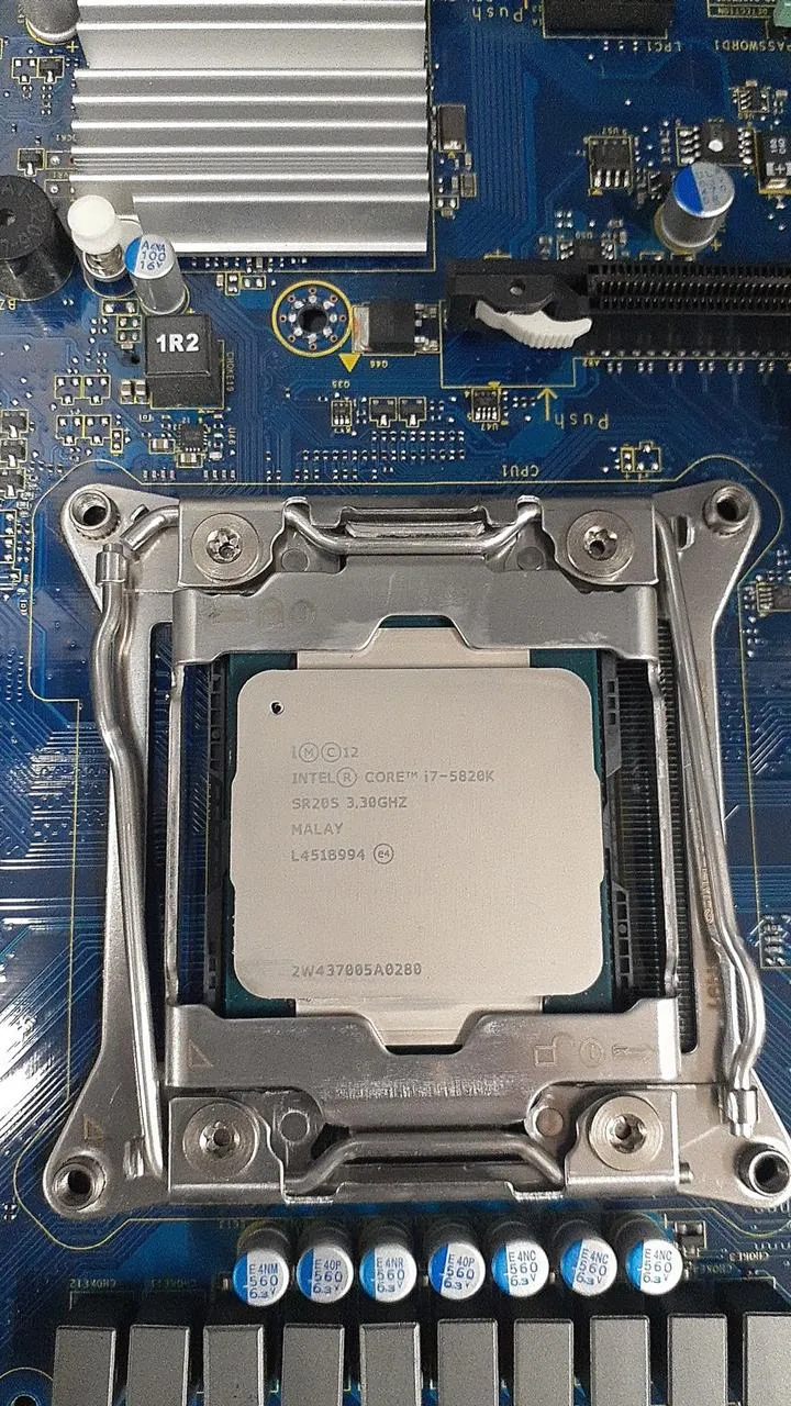 [À DÉCHETER] Carte mère DELL, processeur MS-7862, i7-5820K