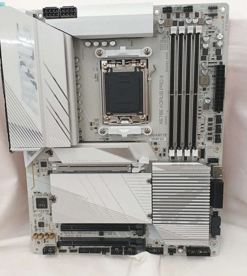 Carte mère GIGABYTE X670E AORUS PROX
