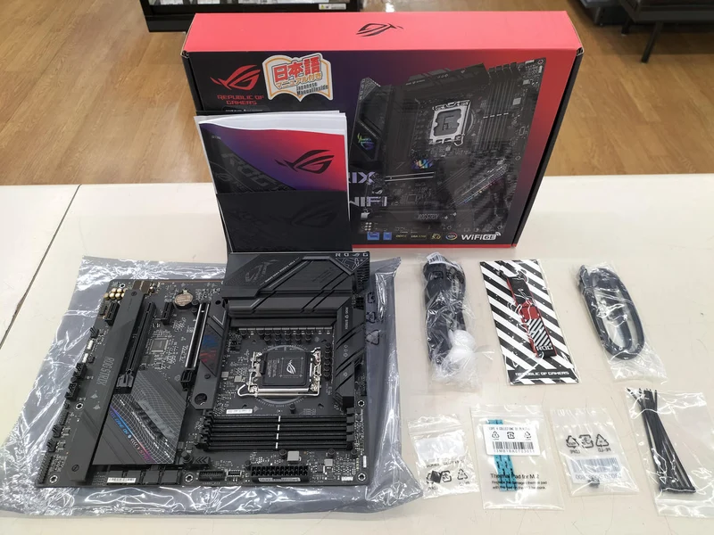 ASUS *Patin en caoutchouc manquant ×1 Carte mère ROG STRIX B760-F