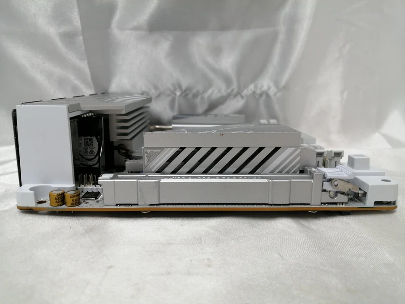 Carte mère GIGABYTE B860I