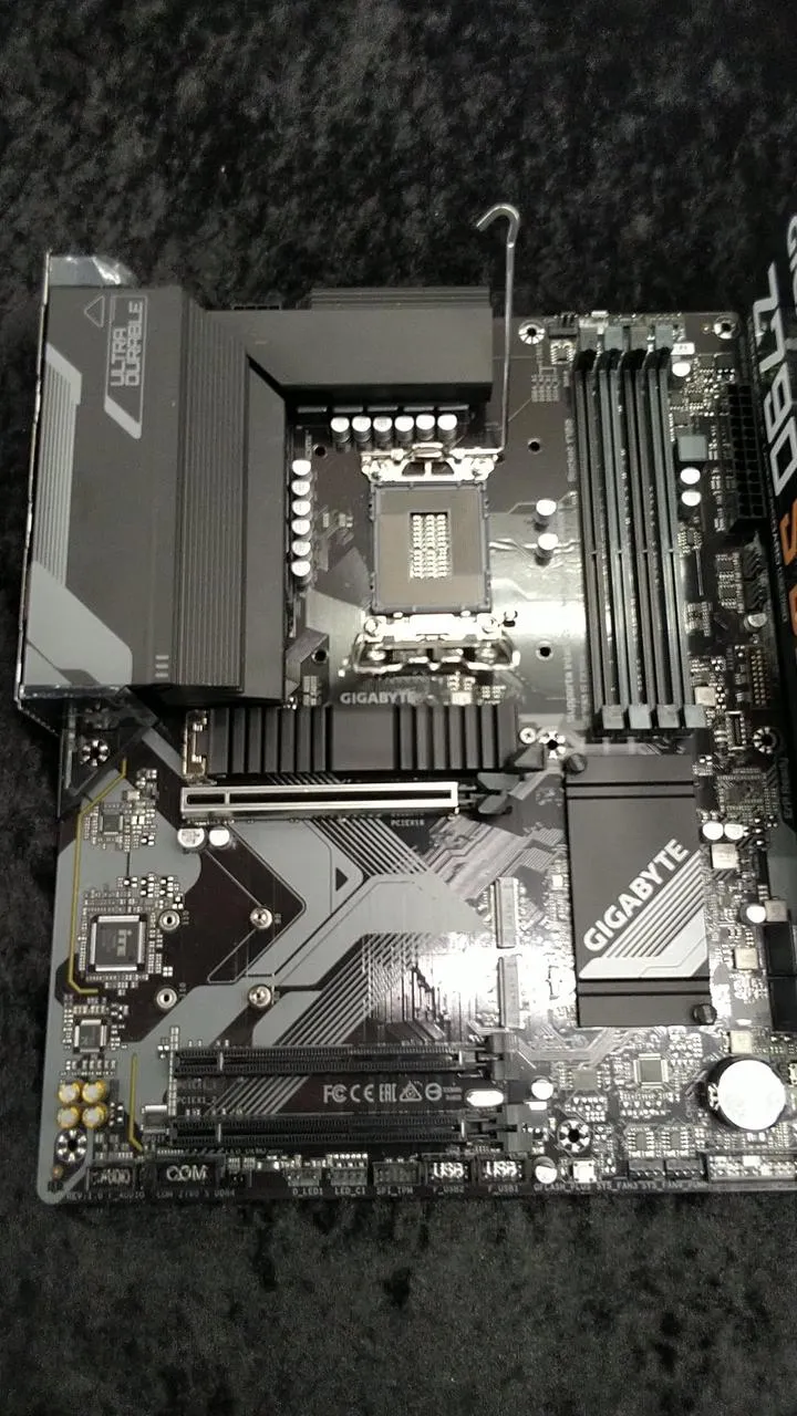 [À DÉCHETER] Carte mère Gigabyte Z790SDDR4