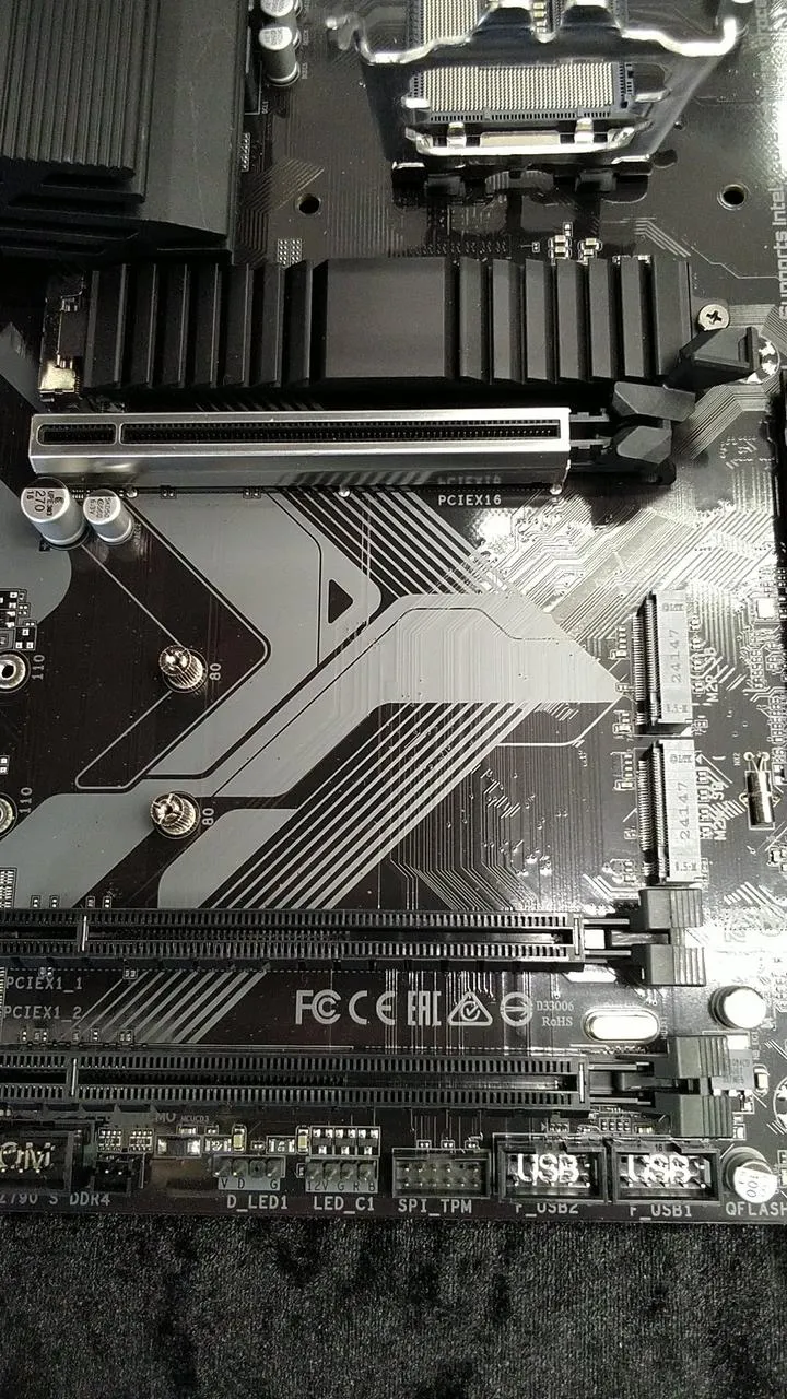 [À DÉCHETER] Carte mère Gigabyte Z790SDDR4